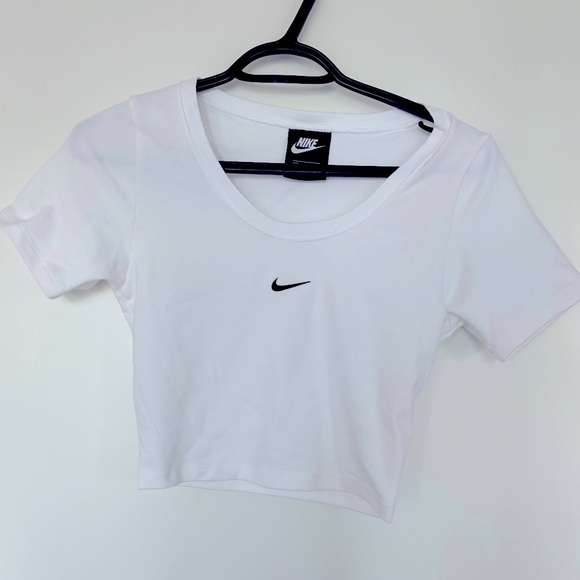 Nike sport wear essential top - Picture 2 of 3